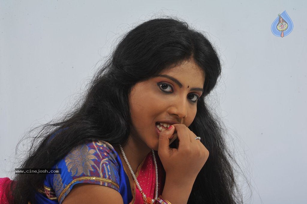 Saniya Stills - 37 / 79 photos