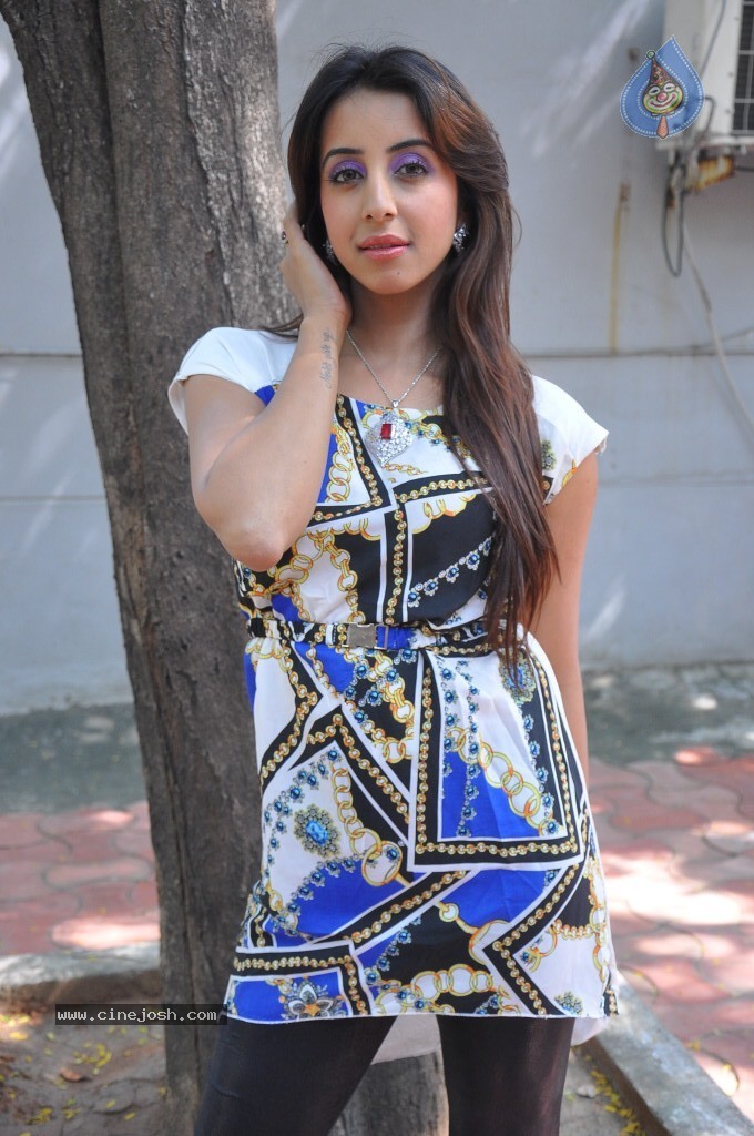 Sanjana Latest Pics - 41 / 93 photos