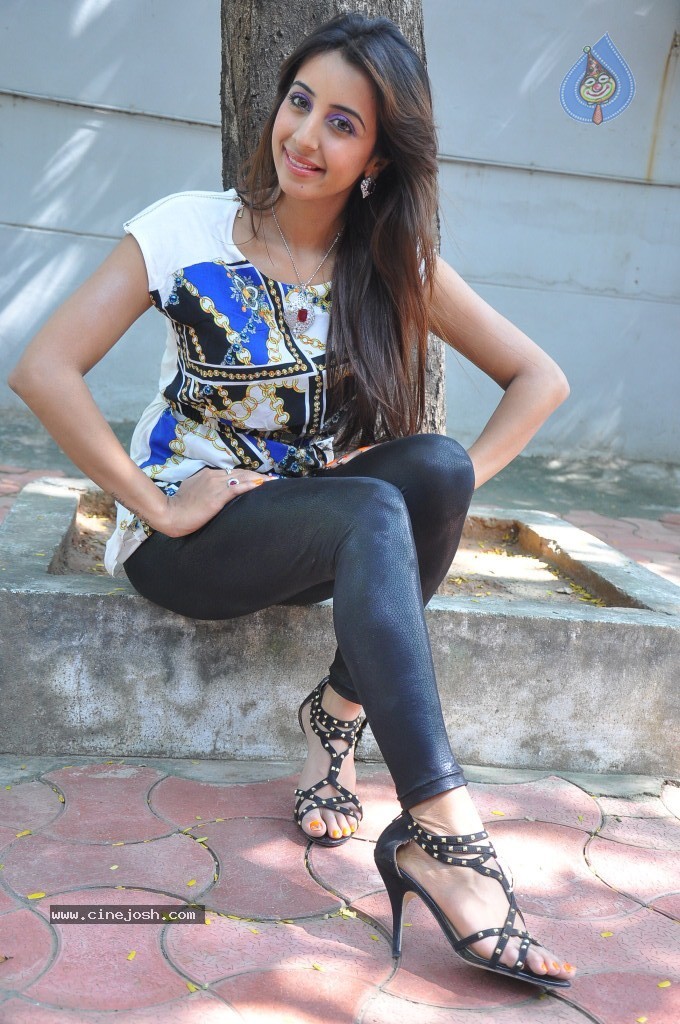 Sanjana Latest Pics - 43 / 93 photos