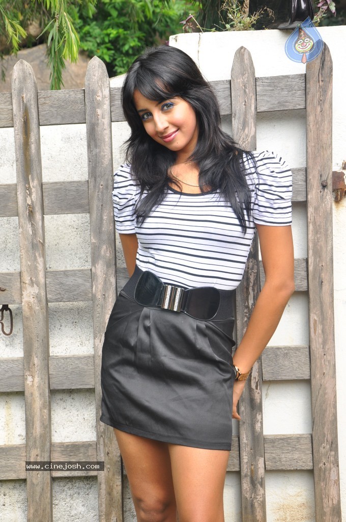 Sanjana Latest Stills - 14 / 44 photos