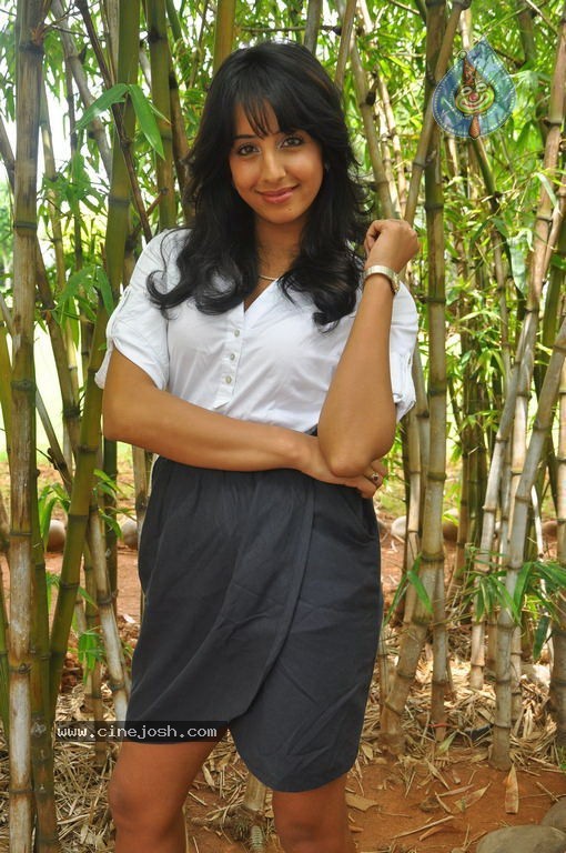 Sanjana Latest Stills - 17 / 39 photos