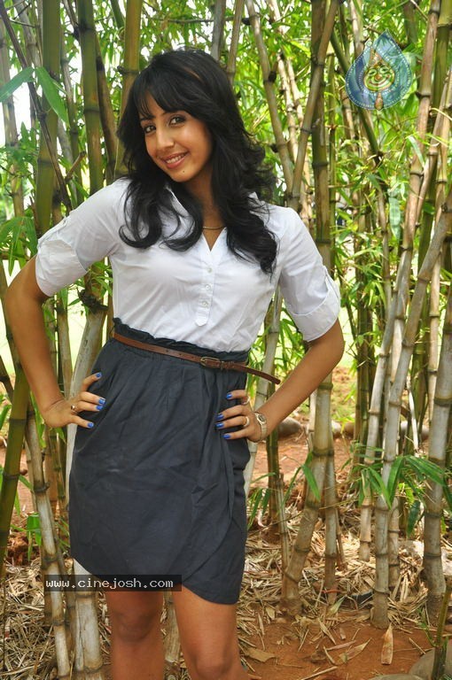 Sanjana Latest Stills - 28 / 39 photos