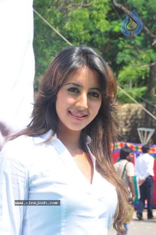 Sanjana New Photos - 9 / 32 photos