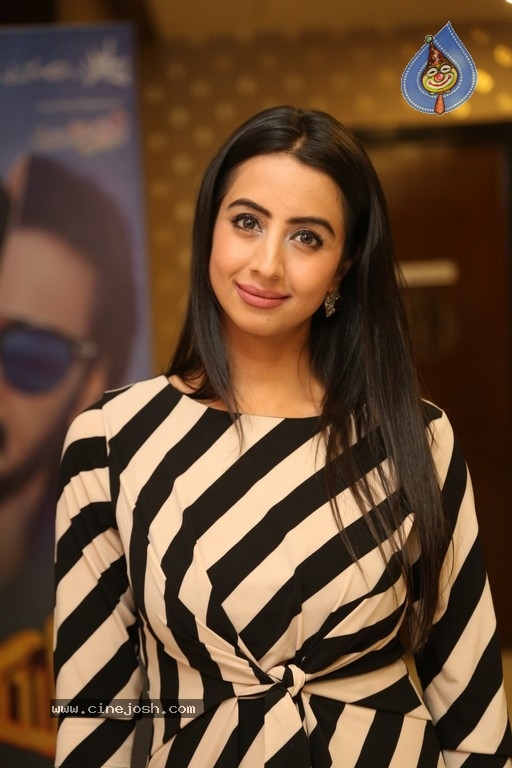 Sanjjanaa Galrani Photos - 8 / 21 photos