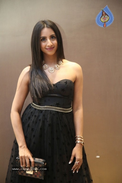 Sanjjanaa Galrani Pohtos - 6 / 11 photos