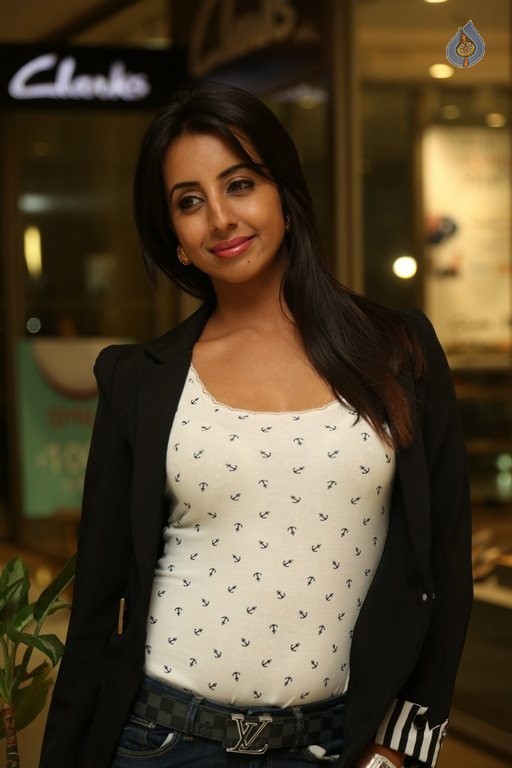 Sanjjanaa Latest Pics - 35 / 39 photos