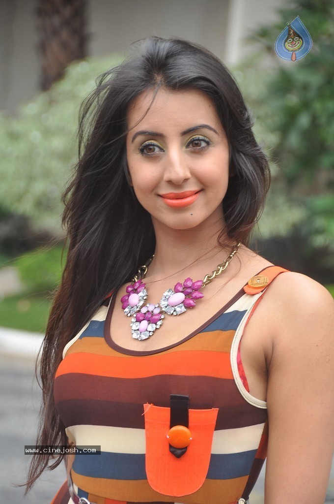 Sanjjanaa Latest Stills - 8 / 71 photos