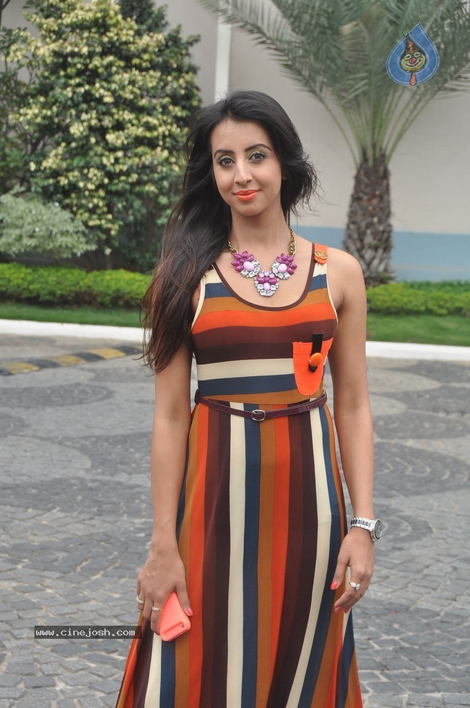 Sanjjanaa Latest Stills - 16 / 71 photos