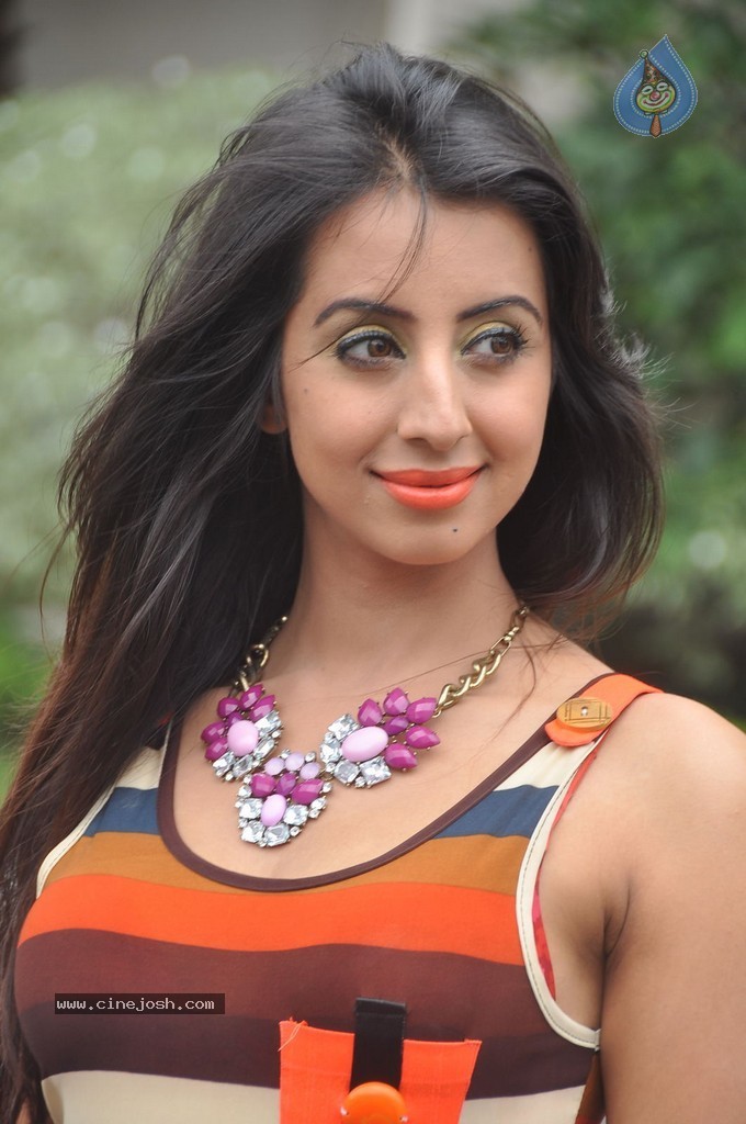 Sanjjanaa Latest Stills - 25 / 71 photos