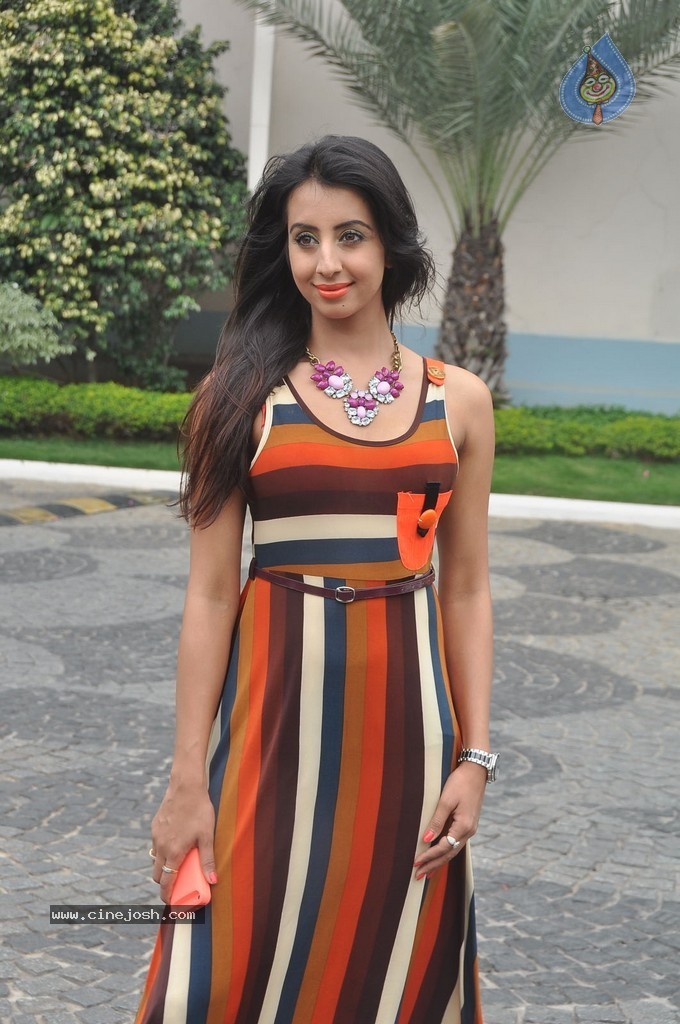 Sanjjanaa Latest Stills - 30 / 71 photos