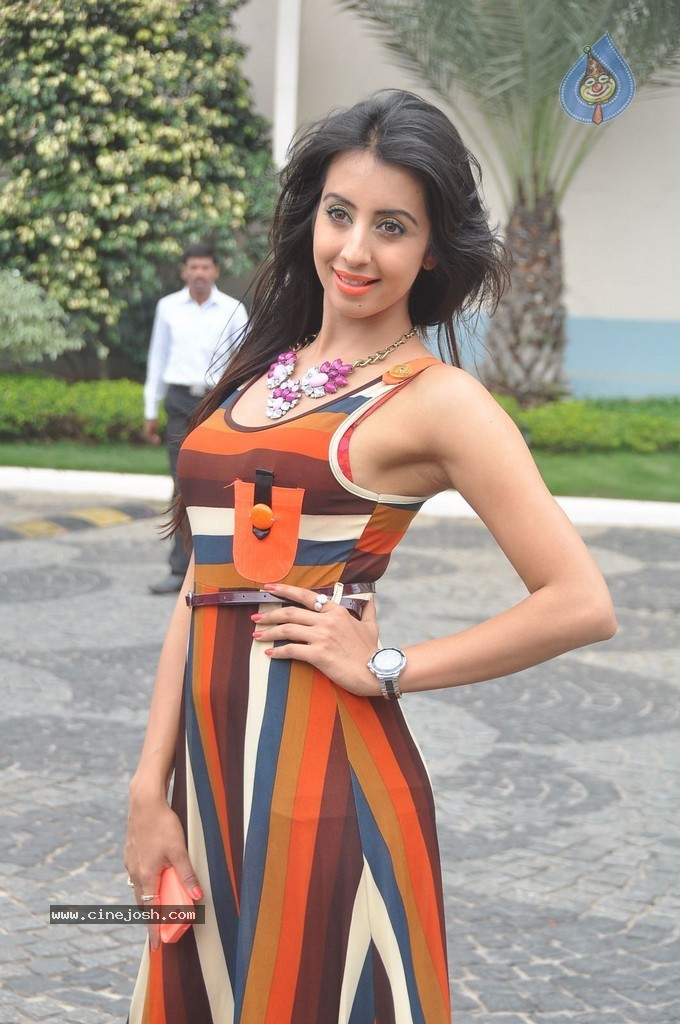 Sanjjanaa Latest Stills - 37 / 71 photos