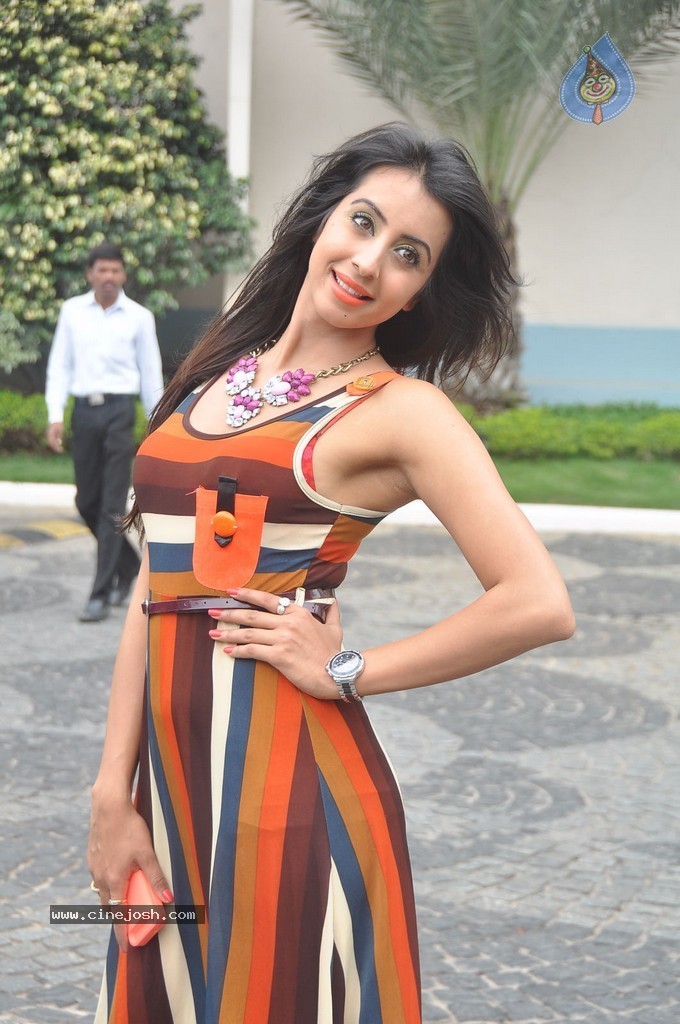 Sanjjanaa Latest Stills - 42 / 71 photos