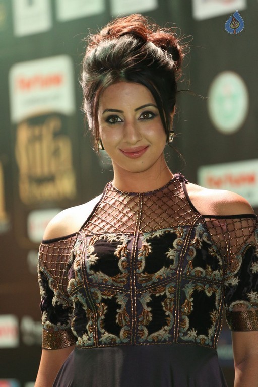 Sanjjanaa Latest Stills - 17 / 42 photos