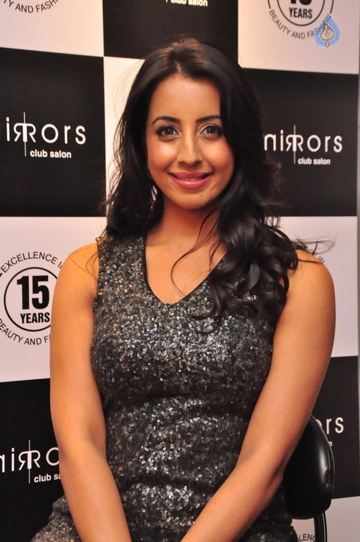 Sanjjanaa New Images - 17 / 42 photos