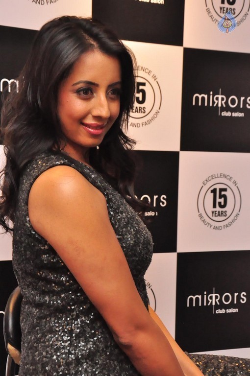 Sanjjanaa New Images - 36 / 42 photos