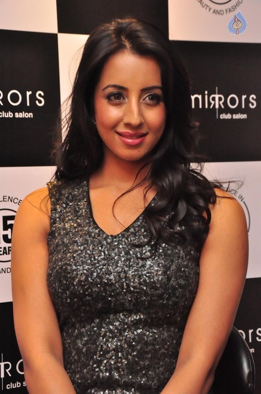 Sanjjanaa New Images - 39 / 42 photos