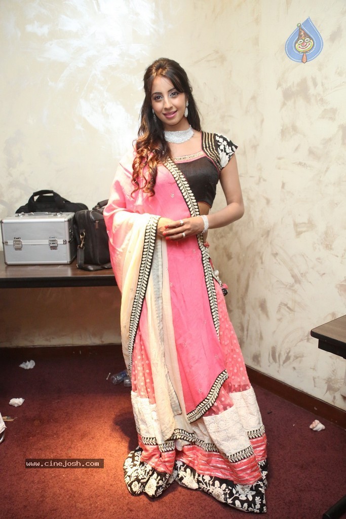 Sanjjanaa New Pics - 53 / 60 photos