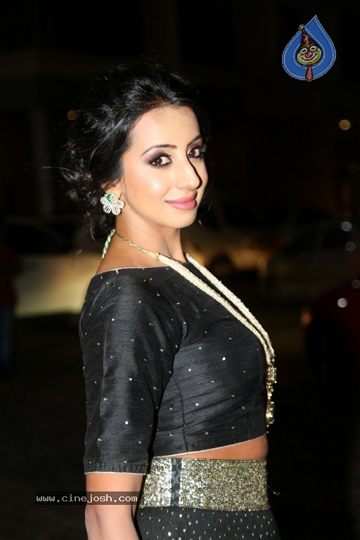 Sanjjanaa New Stills - 4 / 15 photos