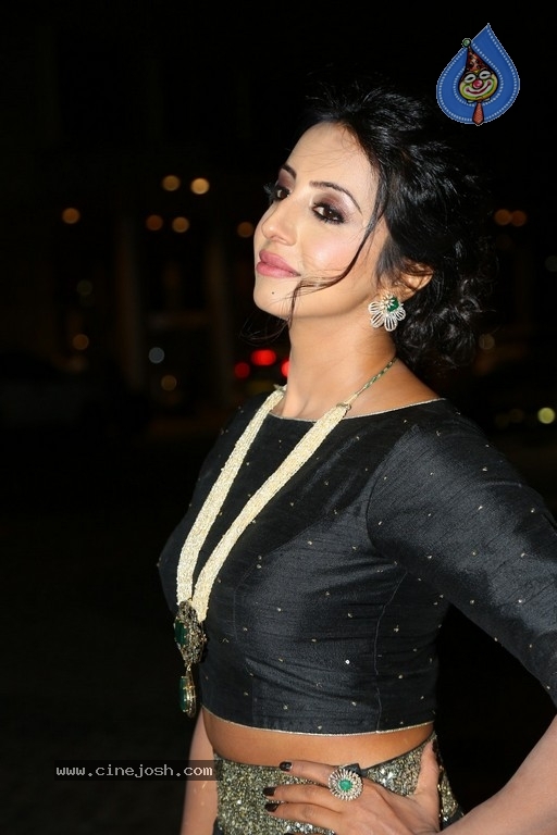 Sanjjanaa New Stills - 8 / 15 photos