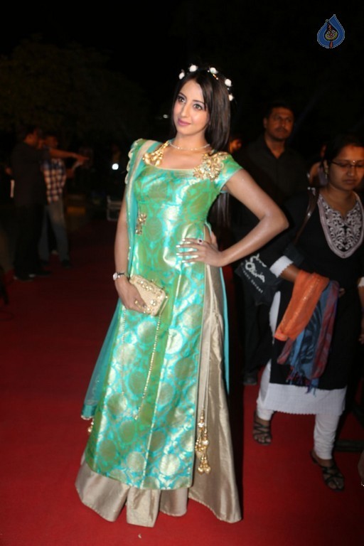 Sanjjanaa New Stills - 19 / 42 photos