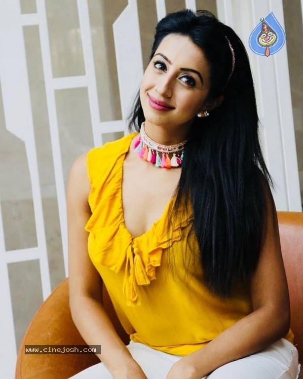 Sanjjanaa Photos - 8 / 9 photos