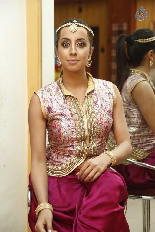 Sanjjanaa Photos - 24 / 34 photos