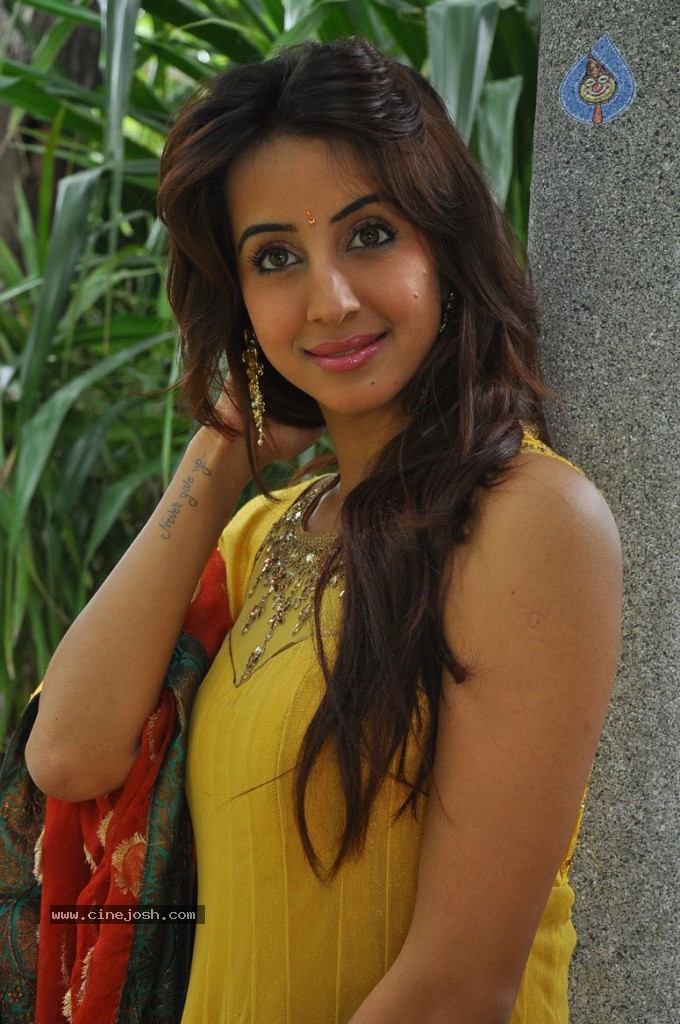 Sanjjanaa Photos - 19 / 46 photos