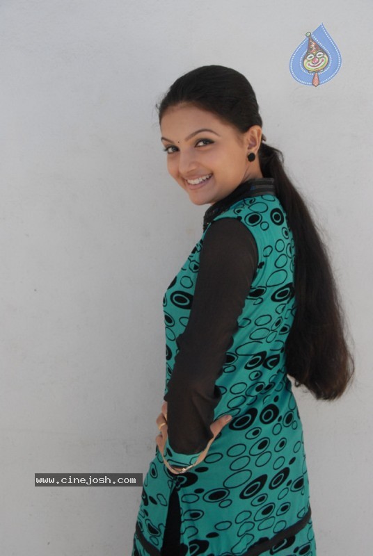 Saranya Mohan Stills - 19 / 60 photos