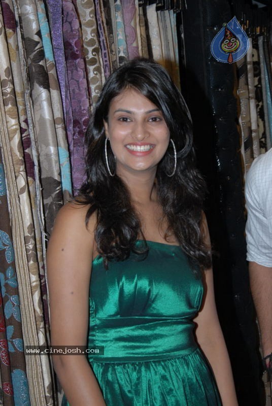 Sayali Bhagat Stllis - 16 / 78 photos