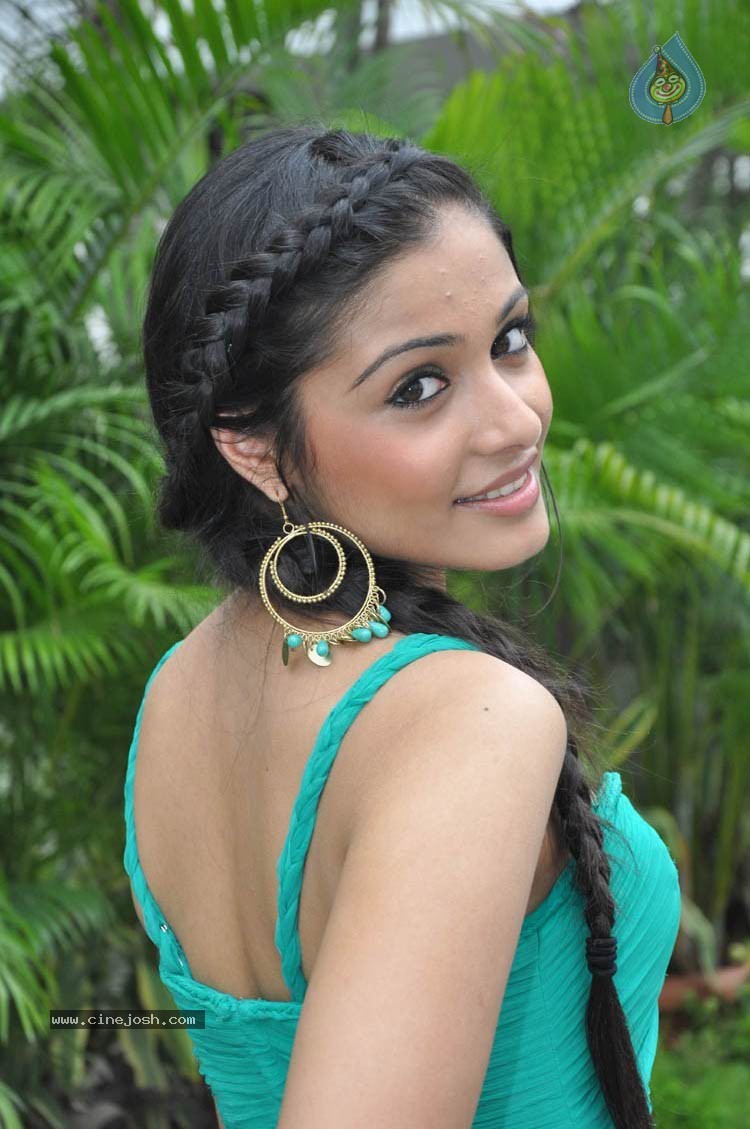 Shagun New Stills - 4 / 38 photos