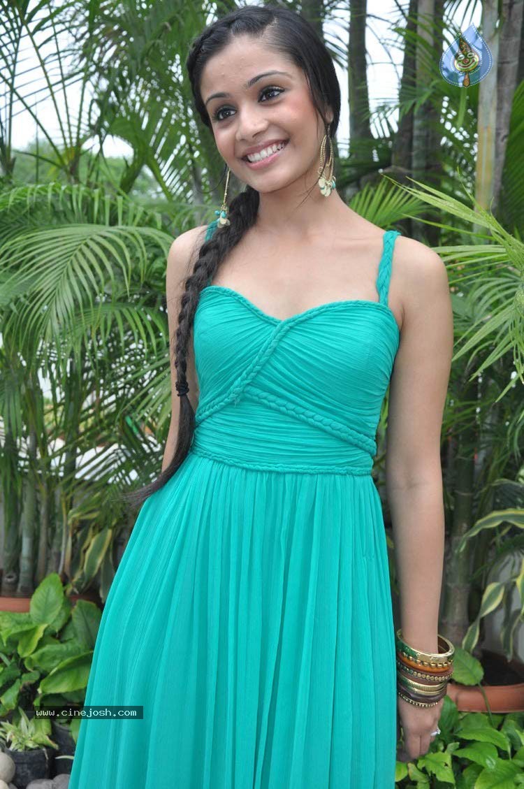 Shagun New Stills - 30 / 38 photos