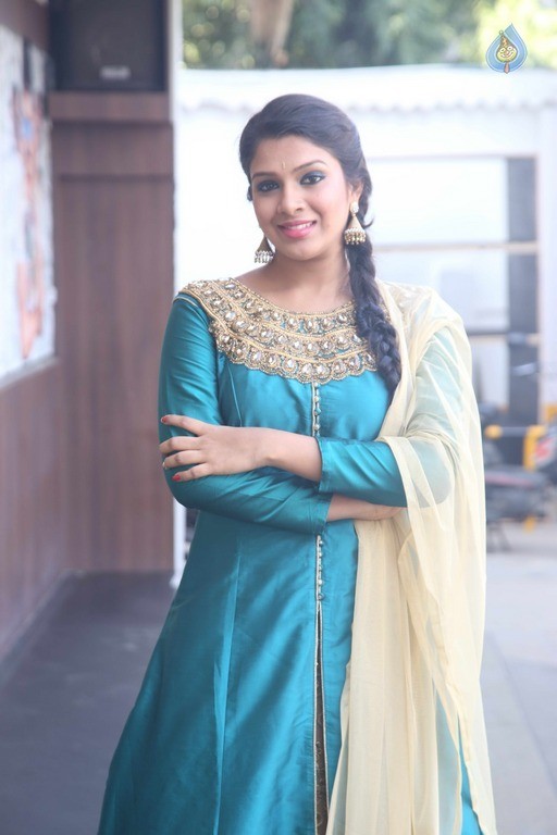 Shaini New Photos - 5 / 16 photos