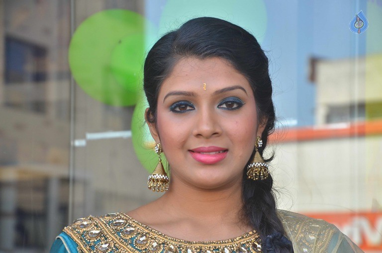 Shaini New Photos - 15 / 16 photos