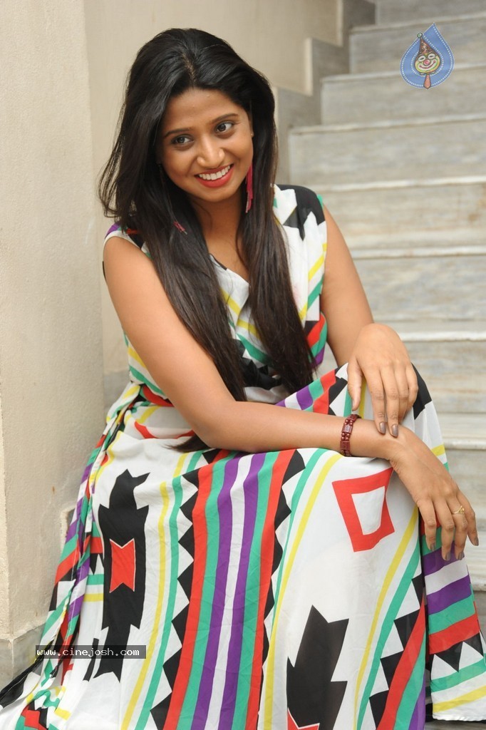 Shalini Latest Gallery - 35 / 77 photos