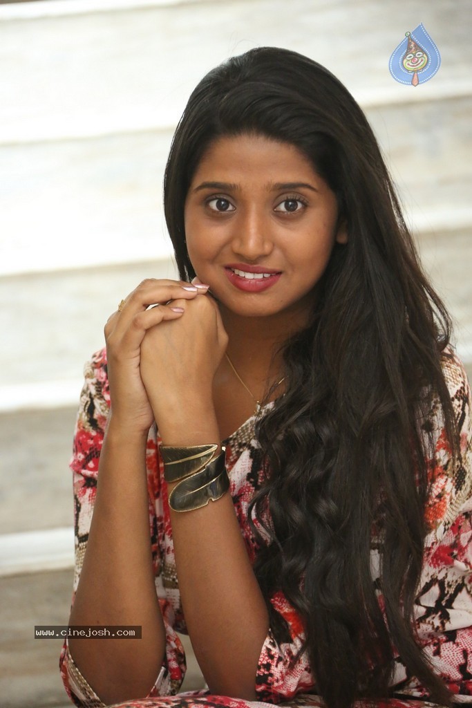 Shalini New Photos - 20 / 88 photos