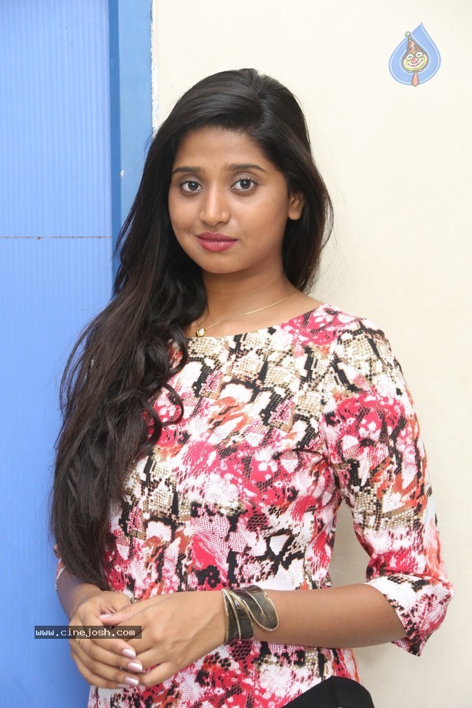 Shalini New Photos - 70 / 88 photos