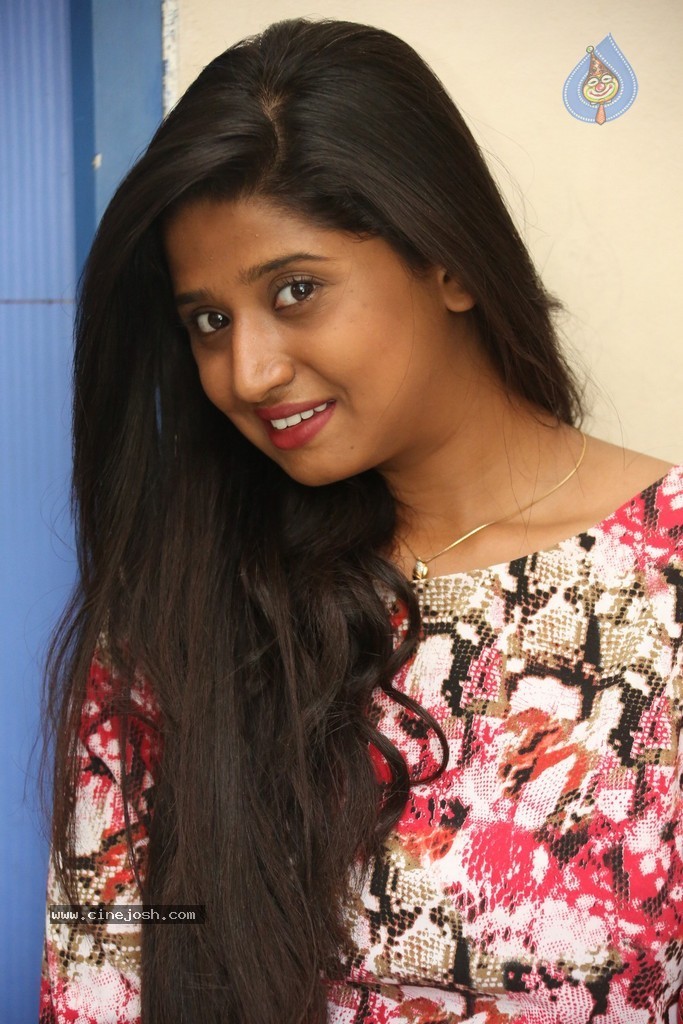 Shalini New Photos - 73 / 88 photos