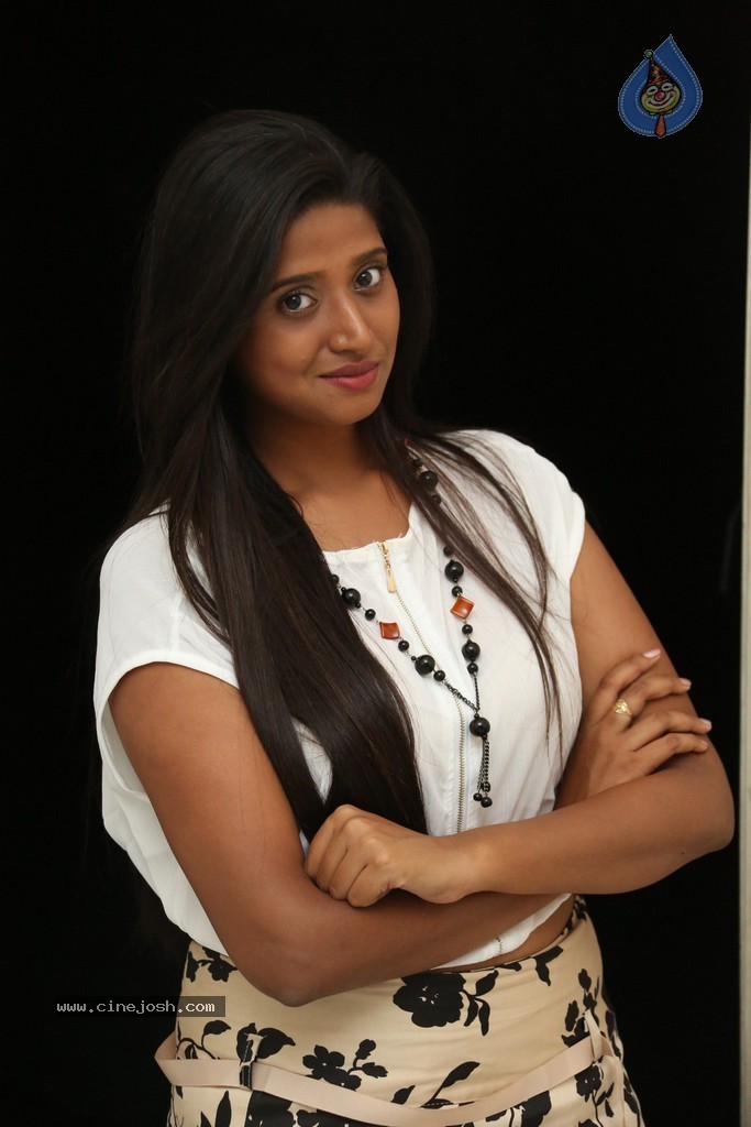 Shalini New Stills - 26 / 77 photos