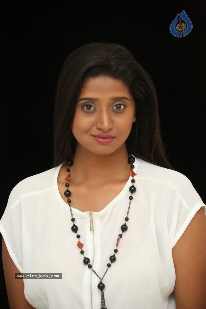 Shalini New Stills - 29 / 77 photos