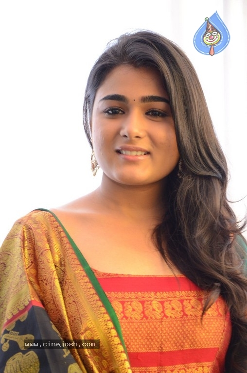 Shalini Pandey Images - 5 / 13 photos