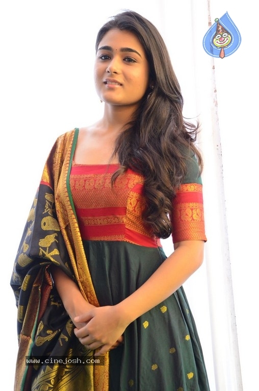 Shalini Pandey Images - 9 / 13 photos