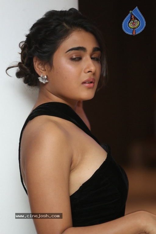 Shalini Pandey Photos - 8 / 21 photos