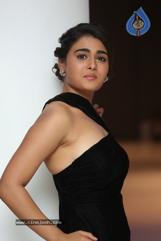 Shalini Pandey Photos - 10 / 21 photos