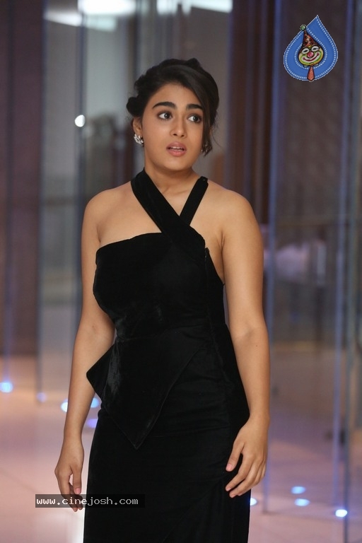 Shalini Pandey Photos - 20 / 21 photos