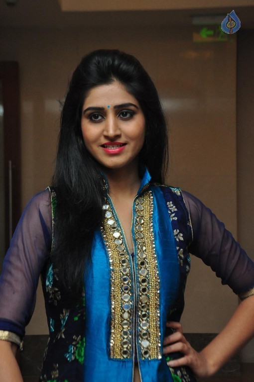 Shamili New Pics - 15 / 31 photos