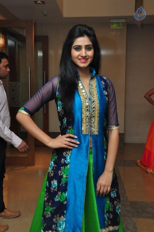 Shamili New Pics - 16 / 31 photos