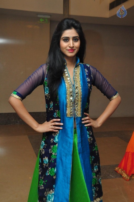 Shamili New Pics - 21 / 31 photos