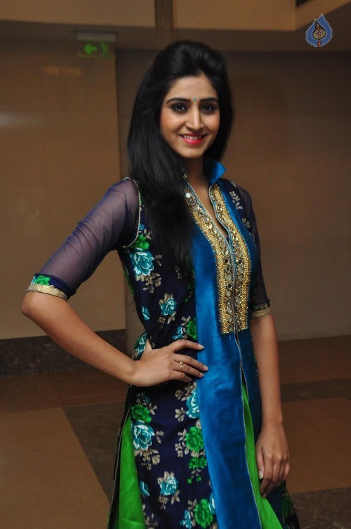 Shamili New Pics - 22 / 31 photos