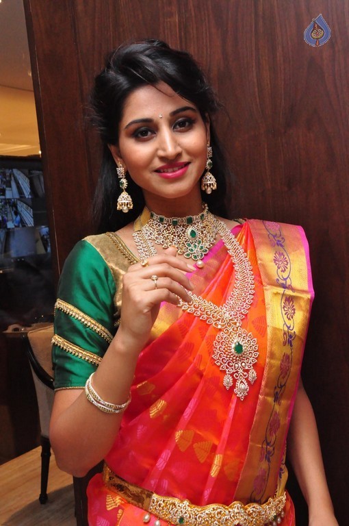 Shamili New Pics - 21 / 29 photos