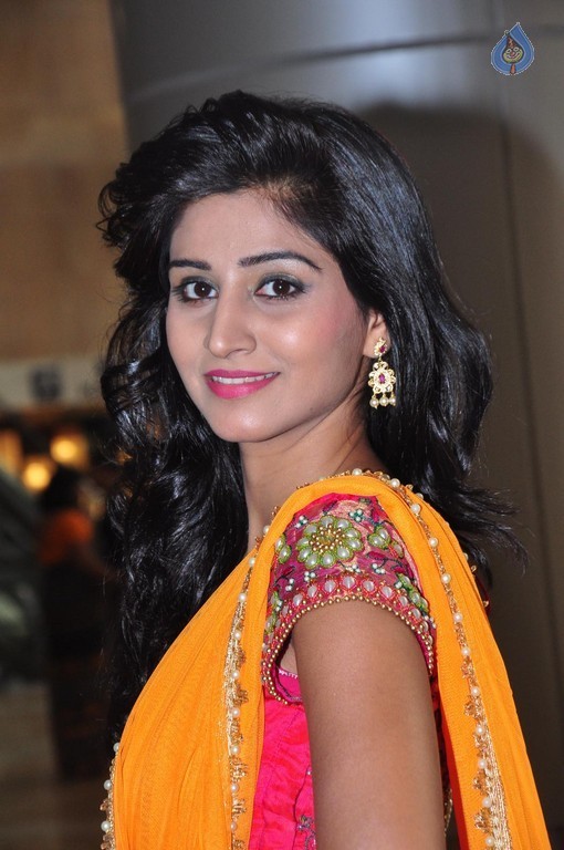 Shamili New Pics - 24 / 31 photos